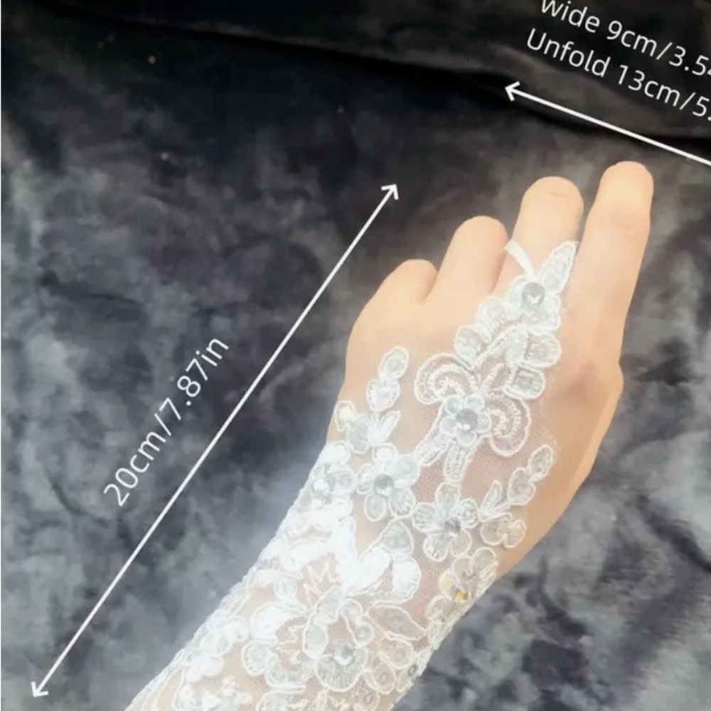Elegant White Lace Gloves